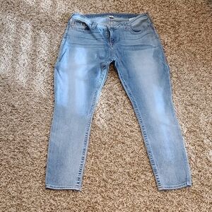 True Religion
Size 36
 Light Blue 
Skinny Jeans
Great quality 
Smoke free home